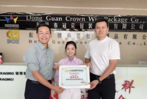 Crown Win Box management receives council member plaque from Guangdong Chuying Student Aid Promotion Association for supporting underprivileged students