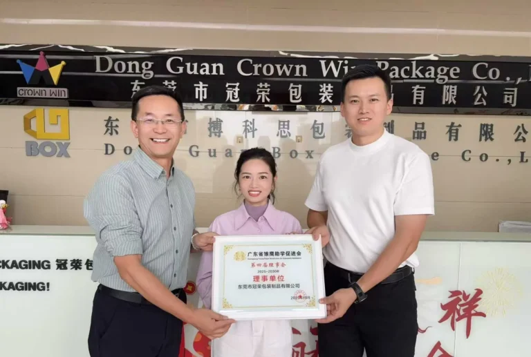 Crown Win Box management receives council member plaque from Guangdong Chuying Student Aid Promotion Association for supporting underprivileged students
