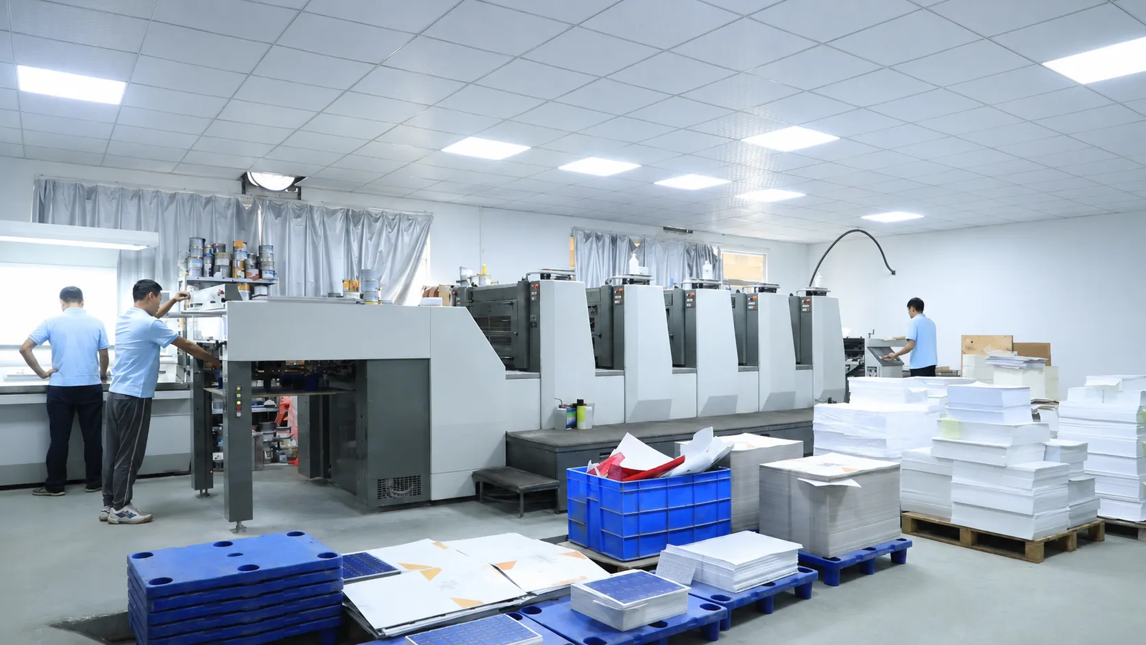 Crown Win Packaging factory workshop producing custom paper drawer boxes for skincare export orders