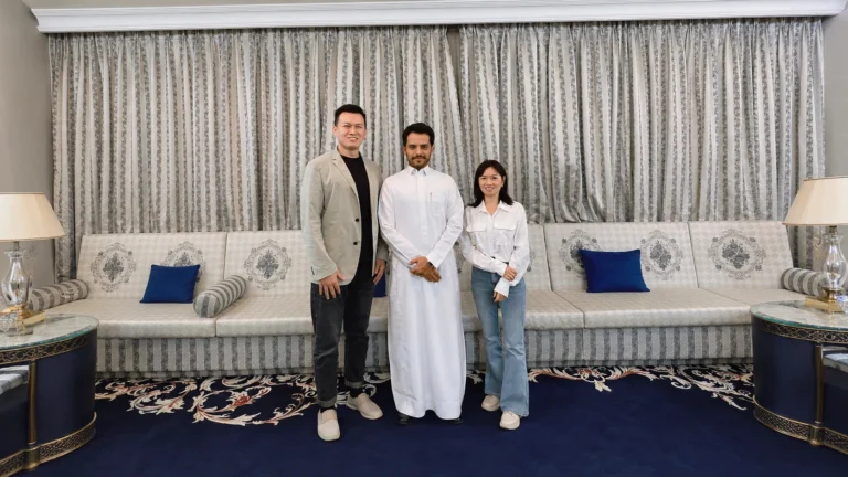 Crown Win Packaging team meeting with Middle‑east premium retail client for custom luxury paper perfume gift box packaging project
