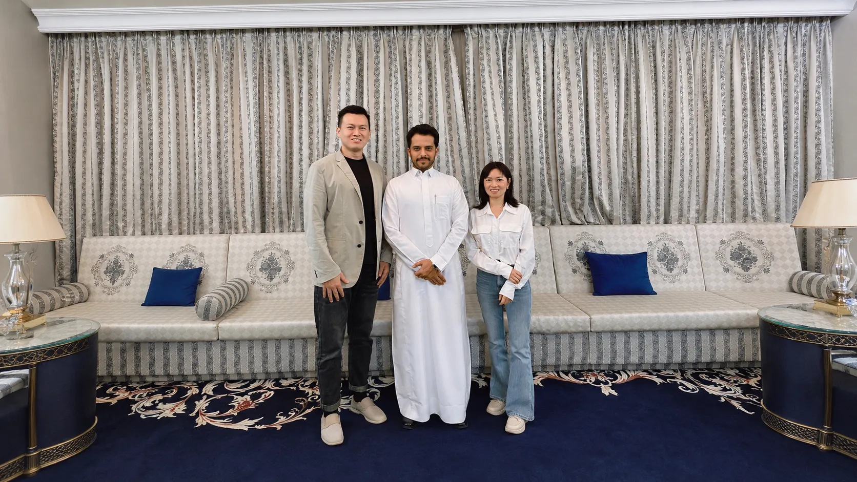 Crown Win Packaging team meeting with Middle‑east premium retail client for custom luxury paper perfume gift box packaging project
