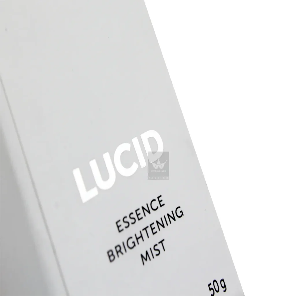 Minimalistisches Verpackungsdetail für Hautpflegeprodukte auf einer matten Schiebeschublade mit aufgedrucktem Logo